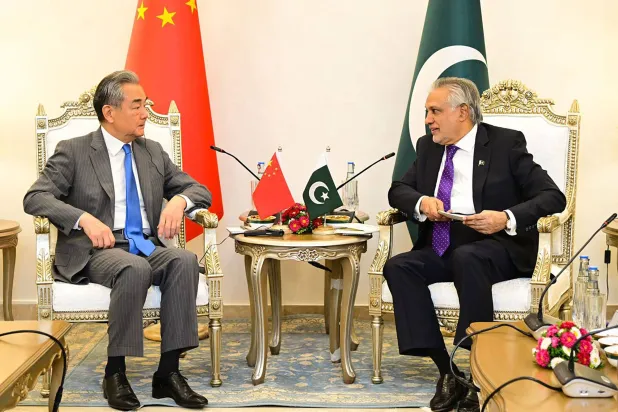 وزير الخارجية الباكستاني إسحق دار مستقبلاً نظيره الصيني وانغ يي في إسلام آباد (أ.ف.ب)