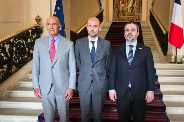 الشيباني (يمين) والمبعوث الأميركي توم براك يتوسطهما وزير خارجية فرنسا جان نويل بارو خلال لقائهم في باريس الشهر الماضي (سانا)
