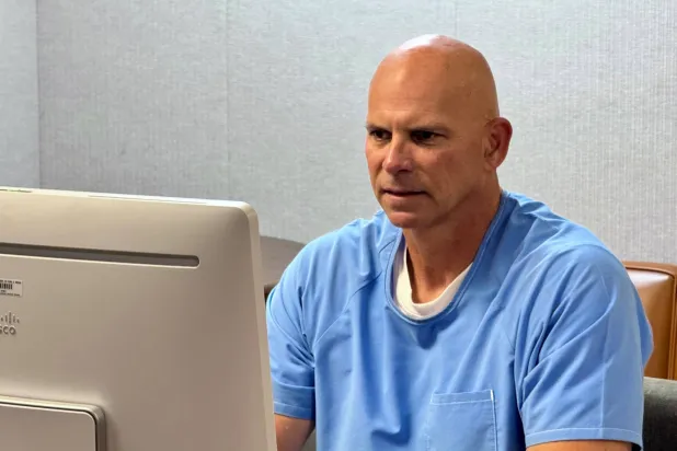 لايل مينينديز أمام لجنة الإفراج المشروط عبر مؤتمر أمس في سجن ريتشارد جيه. دونوفان الإصلاحي في سان دييغو (رويترز)