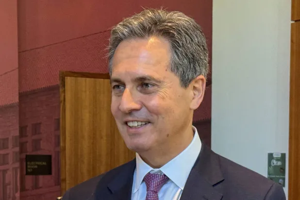 رئيس «الاحتياطي الفيدرالي» في سانت لويس، ألبرتو موسالم خلال فعالية في مايو (رويترز)