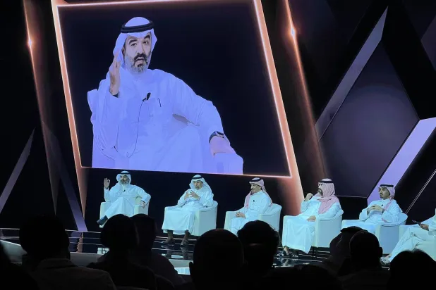 عبد الله السواحه وزير الاتصالات وتقنية المعلومات خلال المؤتمر العالمي (الشرق الأوسط)