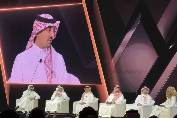 الفيصل خلال حديثه في مؤتمر الرياضة العالمية الجديد (الشرق الأوسط)