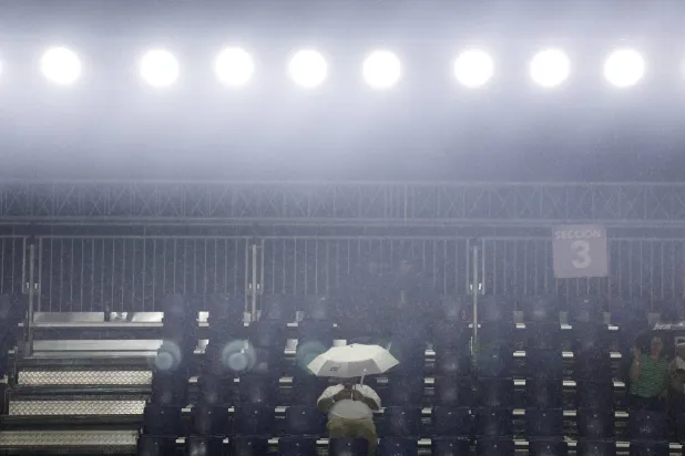 الأمطار توقف نصف نهائي بطولة مونتيري للتنس (رويترز)