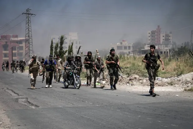 مقاتلون من البدو والعشائر في مدينة السويداء خلال يوليو 2025 (د.ب.أ)