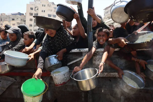 فلسطينيون ينتظرون الحصول على طعام في مدينة غزة اليوم السبت (أ.ف.ب)