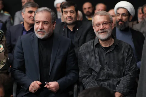 أمين مجلس الأمن القومي علي لاريجاني مع وزير الخارجية عباس عراقجي خلال مراسم تأبين قتلى الحرب في مكتب خامنئي (موقع المرشد)