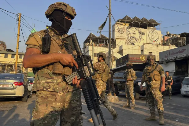 عسكريون لبنانيون ينتشرون في مخيم برج البراجنة للاجئين الفلسطينيين جنوب بيروت (أ.ب)