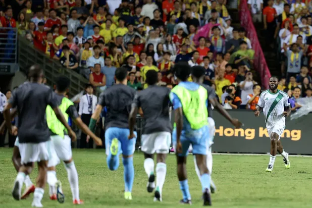 فرحة أهلاوية بهدف كيسيه (تصوير: عبد العزيز النومان)