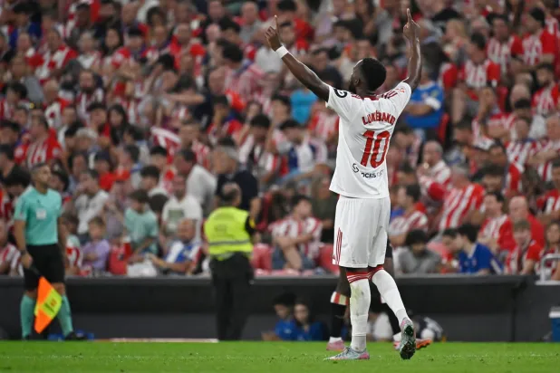 فرحة كاستيلو لوكيبا بالهدف الذي سجل في بايرن قبل أن يتم إلغاؤه (أ.ف.ب)