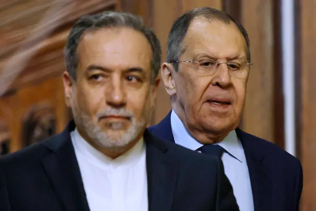 عراقجي وخلفه نظيره الروسي سيرغي لافروف في موسكو 18 أبريل 2025 (أ.ب)