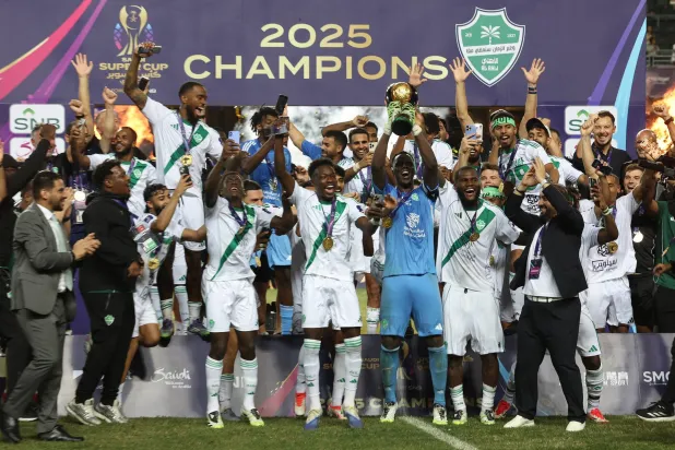 لاعبو الأهلي خلال التتويج بالسوبر السعودي (رويترز)