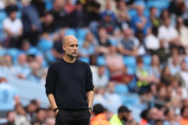 الإسباني بيب غوارديولا المدير الفني لمانشستر سيتي (إ.ب.أ)