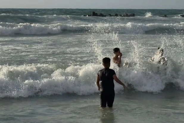 شواطئ غرب الإسكندرية تشهد إقبالاً من الجمهور (تصوير: عبد الفتاح فرج)