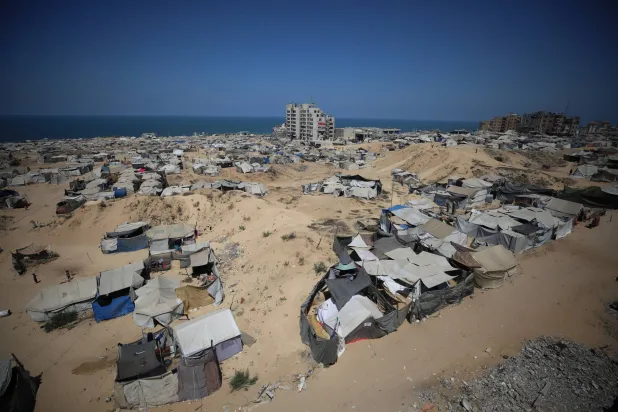 خيم للنازحين الفلسطينيين في مدينة غزة (د.ب.أ) 