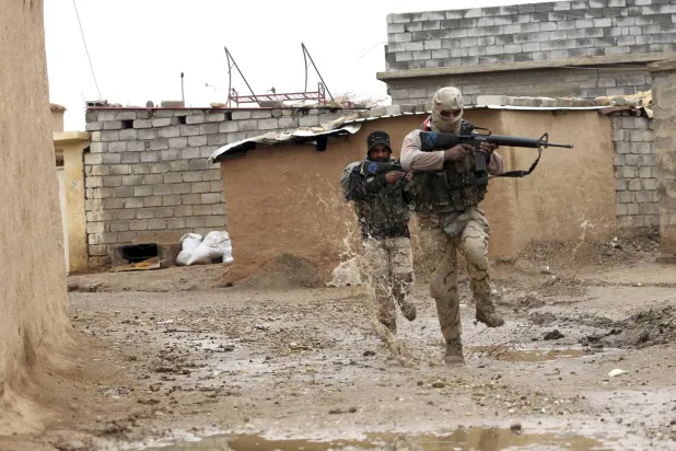 جنود من الجيش العراقي خلال عمليات ضد تنظيم «داعش» في الموصل (أرشيفية - أ.ب)