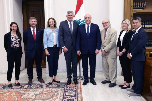 الرئيس اللبناني جوزيف عون يتوسط الوفد الأميركي (الرئاسة اللبنانية)