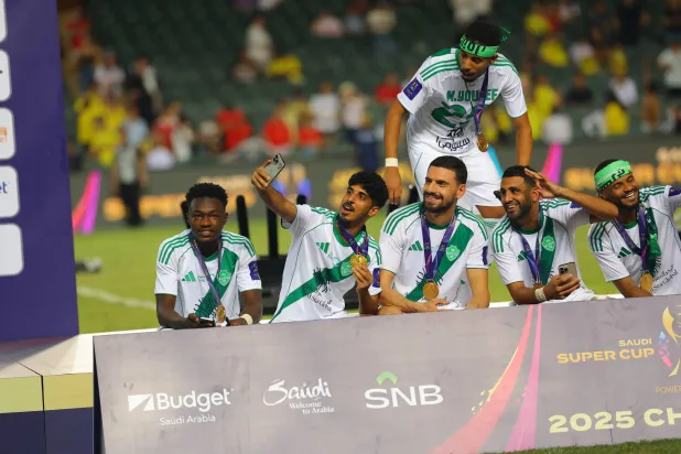 لاعبو الأهلي يحتفلون باللقب (تصوير: عبد العزيز النومان)