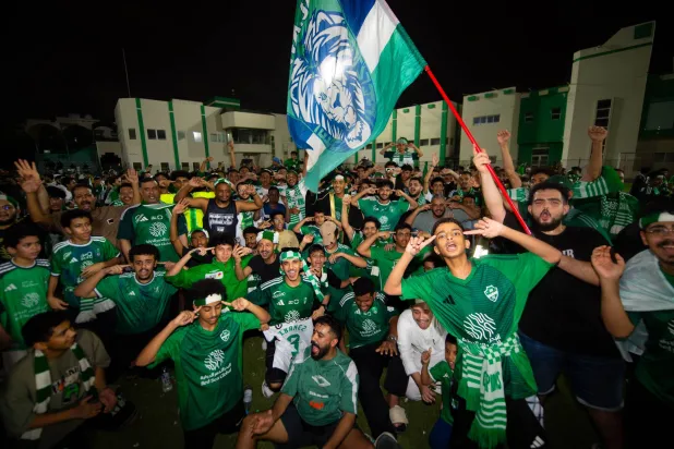 جماهير أهلاوية تحتفل في مقر النادي بعد الفوز بالسوبر (تصوير: علي خمج)