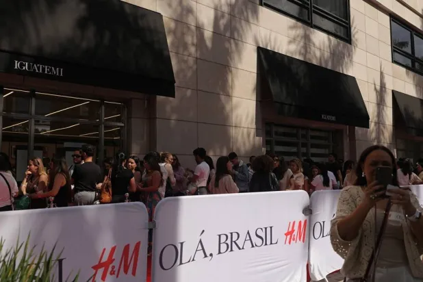 People queue to enter the first H&M fast-fashion store in Sao Paulo, Brazil August 23, 2025. (Reuters) 