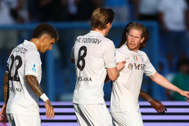 دي بروين وماكتومناي سجلا هدفي الفوز في ساسولو (رويترز)