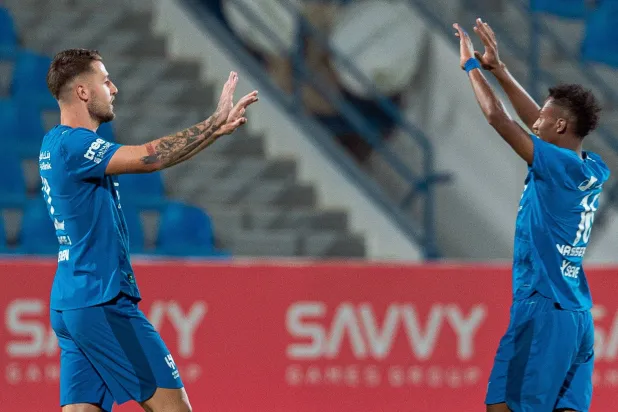 سافيتش يحتفل بهدفه مع ناصر الدوسري (نادي الهلال)