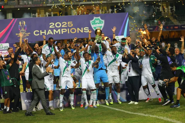 فريق الأهلي لحظة تتويجه باللقب (تصوير: عبدالعزيز النومان)