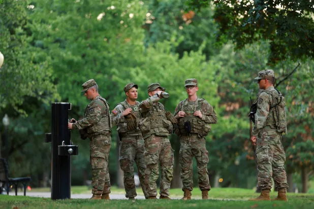 عناصر من الحرس الوطني الأميركي خلال استراحة بعد دورية في واشنطن العاصمة (رويترز) 