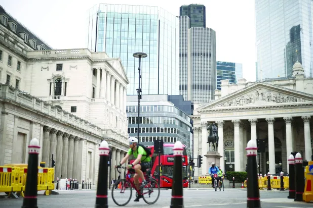 «بنك إنجلترا» في حي المال بلندن (رويترز)