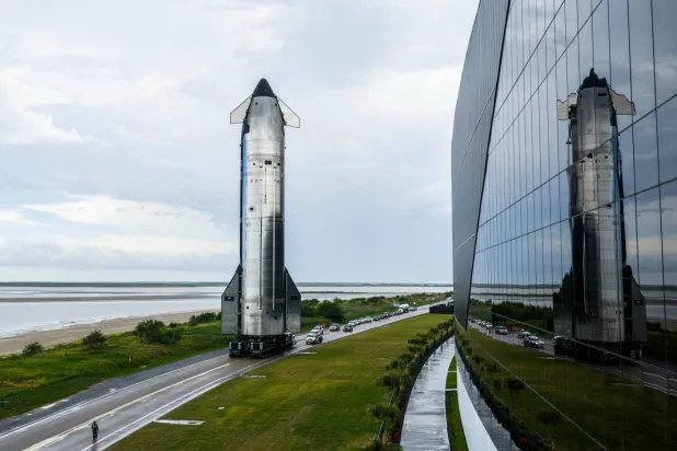 الصاروخ العملاق «ستارشيب» التابع لشركة «سبايس إكس» المملوكة لإيلون ماسك خلال نقله إلى قاعدة الإطلاق في تكساس (سبايس إكس)