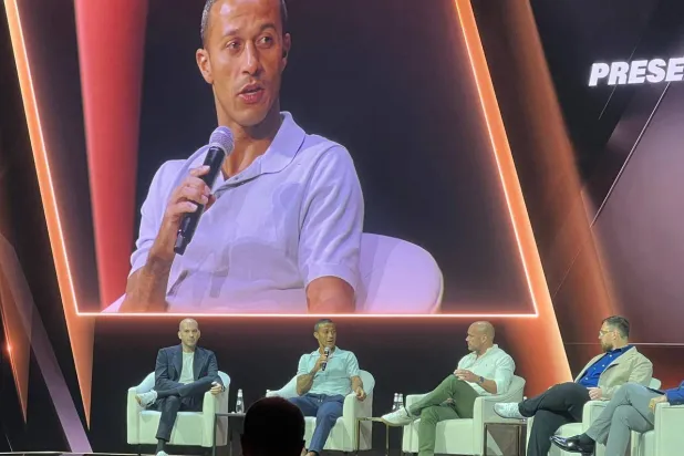 تياغو ألكانتارا نجم برشلونة يذكر أن مواجهة رونالدو وميسي تحتاج لفهم عميق للتقنية (الشرق الأوسط)