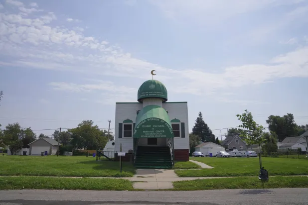 يُعد «المسجد الأم» في سيدار رابيدز أقدم مكان عبادة للمسلمين بالولايات المتحدة وقد بناه أشخاص لبنانيون منذ ما يقارب قرناً من الزمان (أ.ب) 