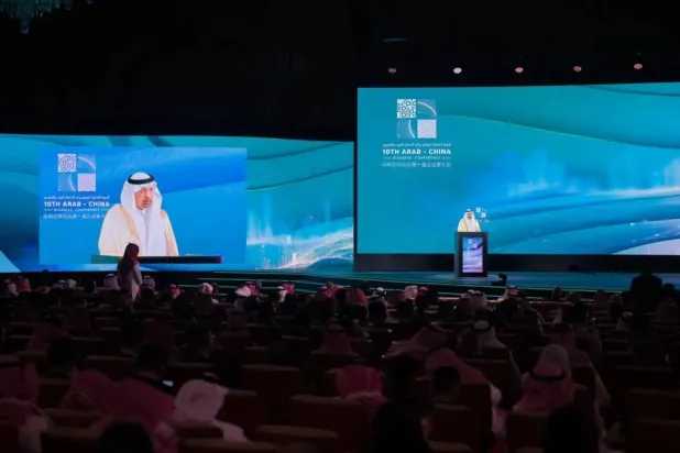 المهندس خالد الفالح يتحدث للحضور في فعاليات الدورة العاشرة لمؤتمر رجال الأعمال العرب والصينيين بالرياض (الشرق الأوسط)