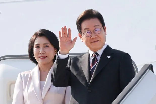 الرئيس الكوري الجنوبي لي جاي ميونغ والسيدة الأولى يغادران اليابان إلى واشنطن يوم 24 أغسطس (إ.ب.أ)