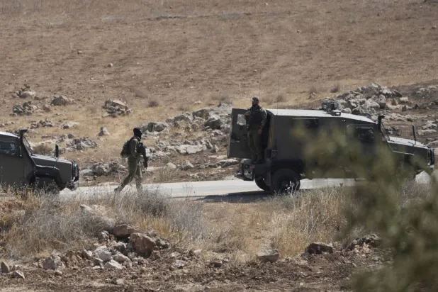 جنود إسرائيليون بعد اقتحامات في قرية المغير وسط الضفة الغربية يوم الأحد (أ.ب)