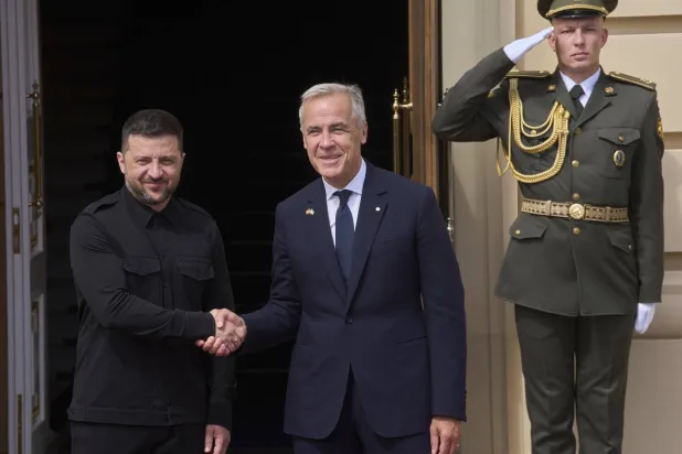 الرئيس الأوكراني فولوديمير زيلينسكي ورئيس الوزراء الكندي مارك كارني (أ.ب)