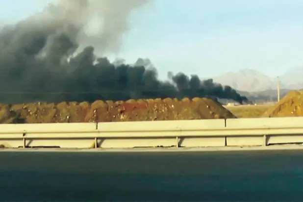 صورة للقطات بثتها شبكة «أخبار إيران» اليوم تُظهر دخاناً يتصاعد من الانفجارات في «نطنز» بعد إعلان إسرائيل تنفيذ ضربات على مواقع نووية وعسكرية إيرانية (أ.ف.ب)