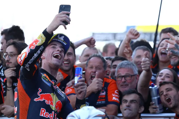 ماركيس يحتفل بسيلفي مع فريقه (رويترز)