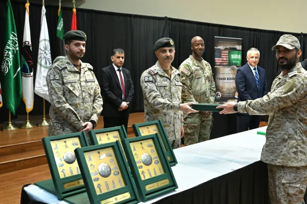 اللواء الركن خالد الزهراني يكرم الخريجين خلال الحفل الذي أقيم في قاعدة فورت بليس العسكرية الأميركية (واس)