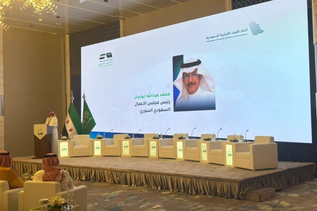 رئيس مجلس الأعمال السعودي-السوري محمد أبو نيان متحدثاً للحضور مع انطلاق الملتقى (الشرق الأوسط)