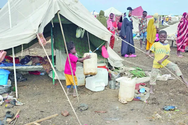 أطفال السودان ضحايا الحرب وكوارثها (أ.ف.ب)