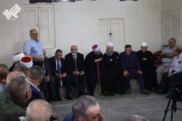  Şeyh Yusuf Carbu, Ricalu’l Kerame (Onurlu Adamlar) Hareketi lideri Şeyh Yahya el-Haccar ve Dağ Tugayı liderlerinin katıldığı Süveyda'daki danışma toplantısından (Arşiv)