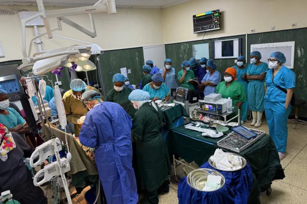  الفريق الطبي المصري نقل خبرته للفرق المحلية في زيمبابوي (رئيس الوفد الطبي المصري)