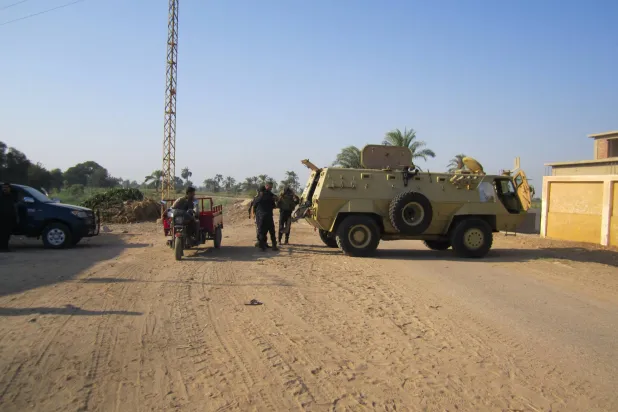 لقطة للوجود الشرطي بمدخل قرية دلجا بالمنيا بعد وقوع إحدى الحوادث (الشرق الأوسط)