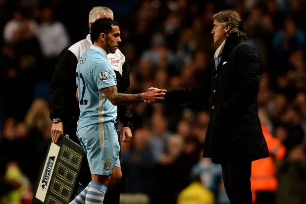 لم تكن العلاقة بين مانشيني وتيفيز في مانشستر سيتي وثيقة وكانت تزداد سوءاً (غيتي)