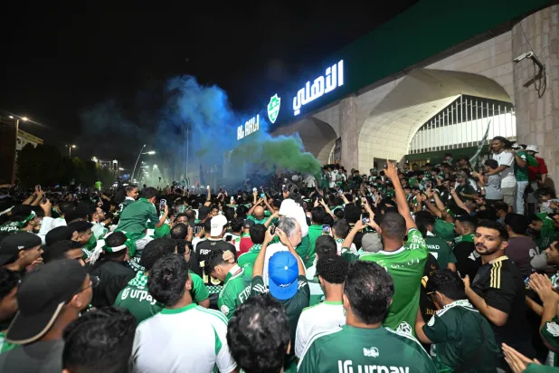 احتفالات عارمة في محيط النادي (تصوير: علي خمج)