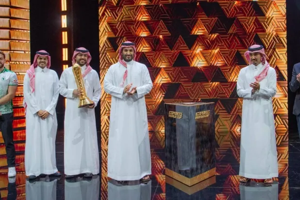 ولي العهد ووزير الرياضة خلال تتويج الفريق السعودي باللقب العالمي (واس)