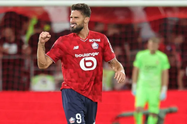 أوليفيه جيرو يتألق من جديد بالملاعب الفرنسية (أ.ف.ب)