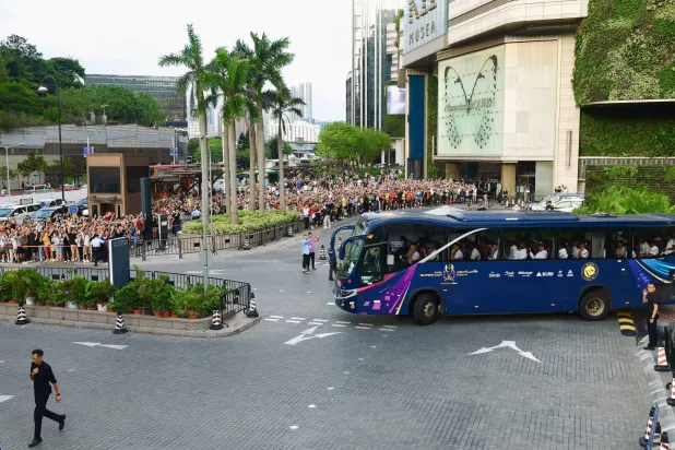 حافلة النصر تخترق الجموع في طريقها إلى الملعب (الشرق الأوسط)