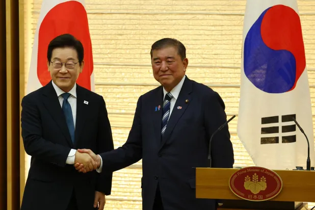 الرئيس الكوري الجنوبي لي جاي ميونج (يسار) ورئيس الوزراء الياباني شيجيرو إيشيبا بعد قمتهما في طوكيو (ا.ف.ب)