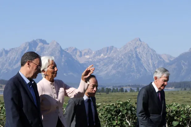 رئيسة البنك المركزي الأوروبي كريستين لاغارد تتحدث إلى محافظ بنك إنجلترا أندرو بيلي وإلى جانبها محافظ اليابان ورئيس «الاحتياطي الفيدرالي» (رويترز)